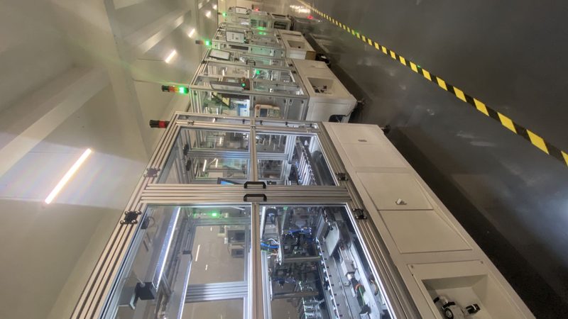 以某小型喷涂机器人为例，其价格约为10万元。以下是该机器人与人工成本的对比分析：